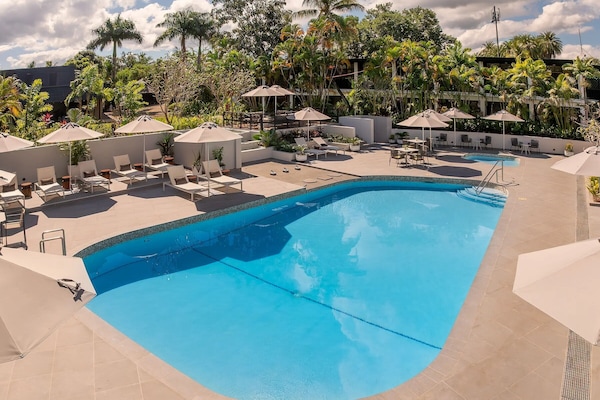 Açık yüzme havuzu, 7 ve 23 saatleri arasında açık, havuz şemsiyeleri