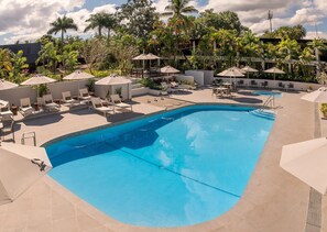 Piscina externa, funciona das 7h às 23h, guarda-sóis, espreguiçadeiras