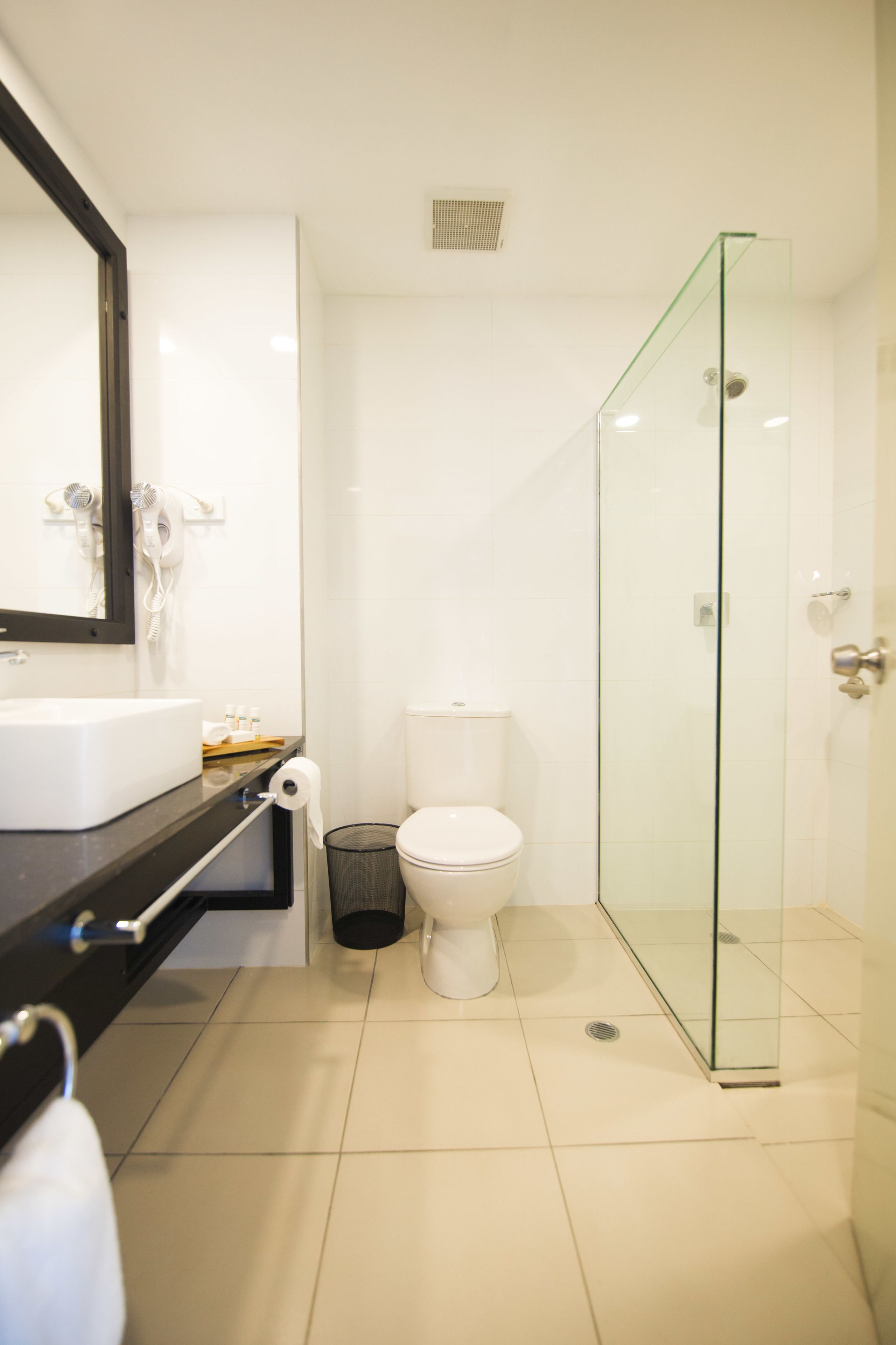 executive king room | bathroom | combined shower/bathtub, free toiletries, hair dryer, towels