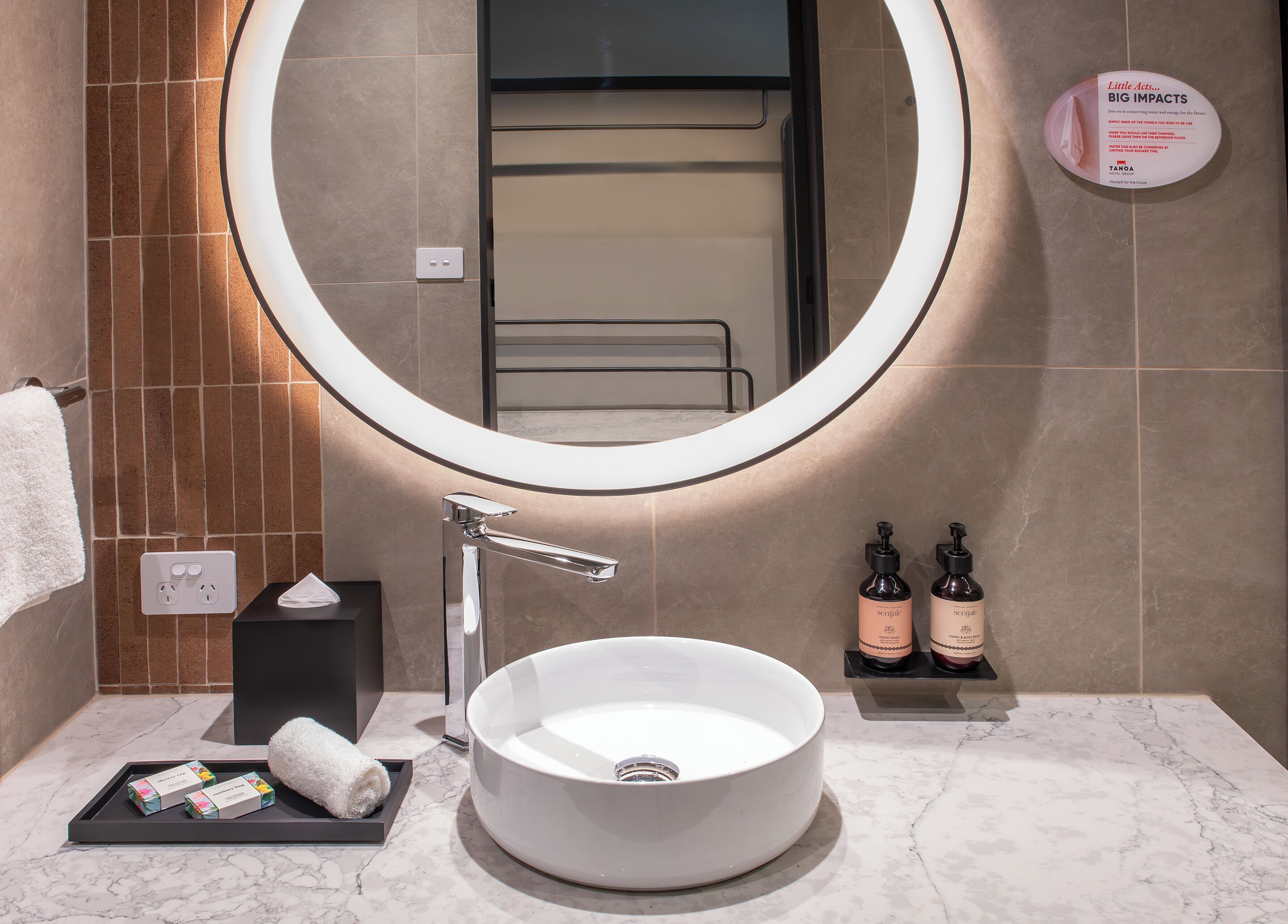 deluxe king | bathroom amenities | combined shower/bathtub, free toiletries, hair dryer, towels