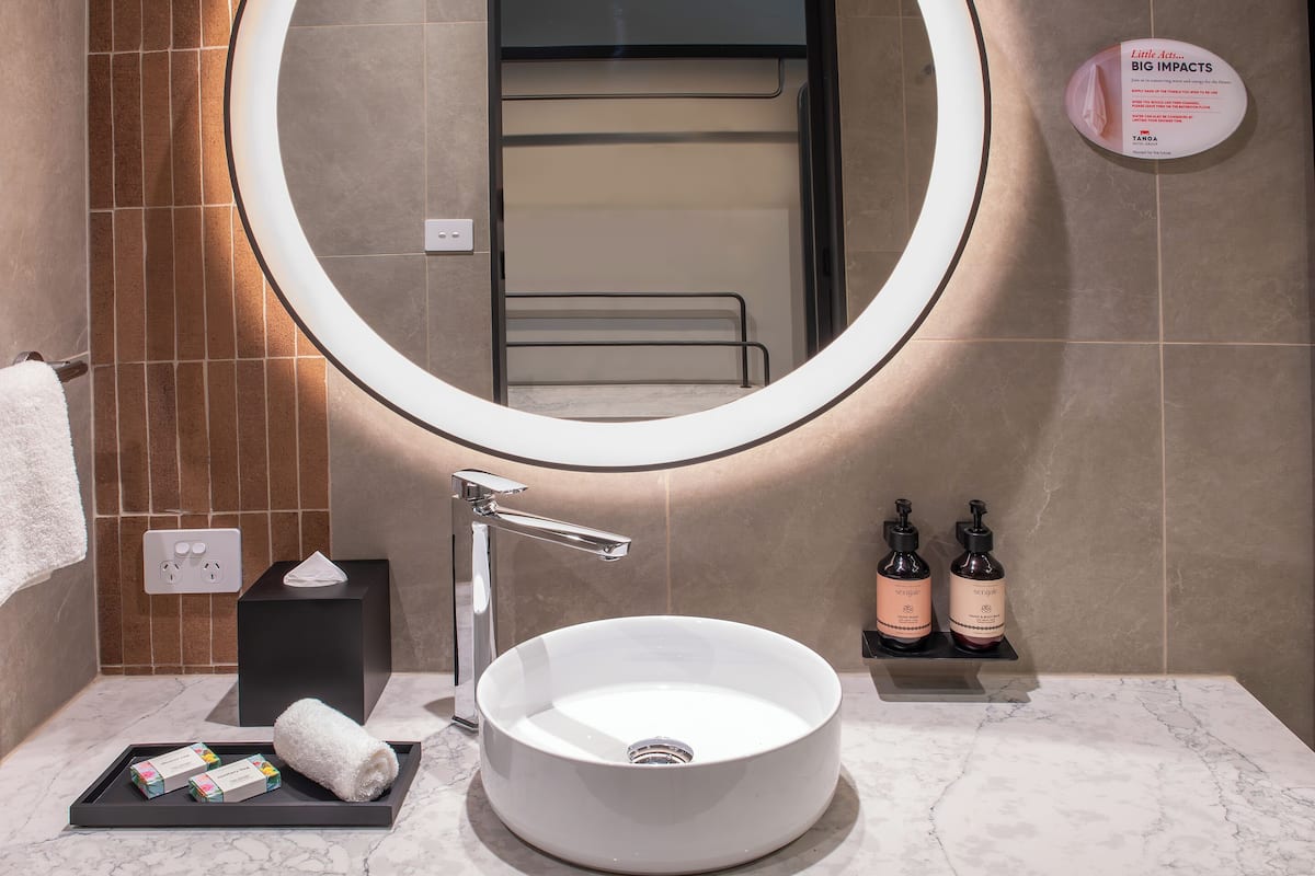 deluxe king | bathroom amenities | combined shower/bathtub, free toiletries, hair dryer, towels
