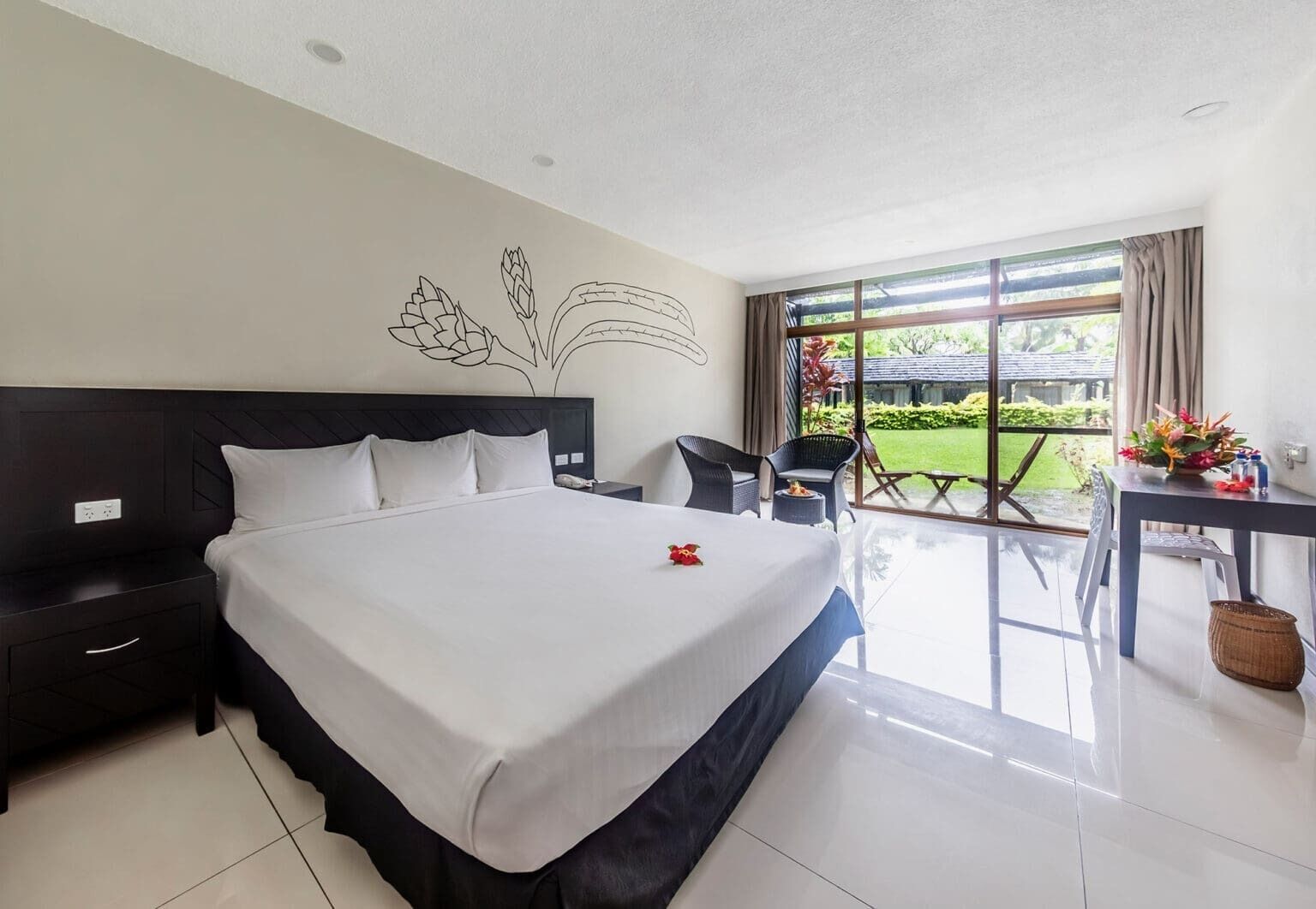 Executive King Room | In-room safe, desk, blackout drapes, iron/ironing board