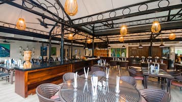 3 restaurants, breakfast, lunch, dinner served; Japanese cuisine