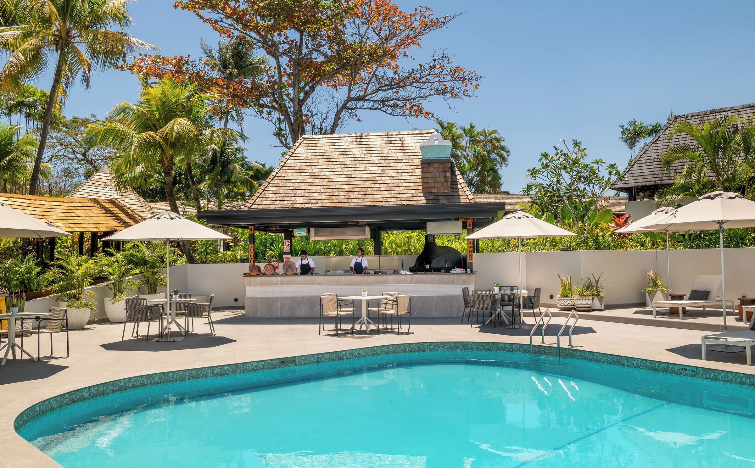 室外游泳池，開放時間為 07:00 至 23:00，提供泳池遮陽傘和日光浴躺椅