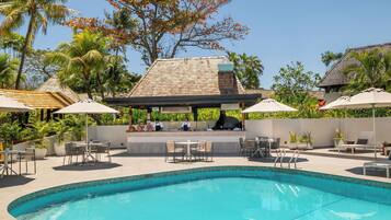 Außenpool, geöffnet von 07:00 Uhr bis 23:00 Uhr, Sonnenschirme