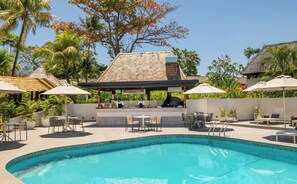 Utomhuspool, öppet 07.00 till 23.00, parasoller och solstolar