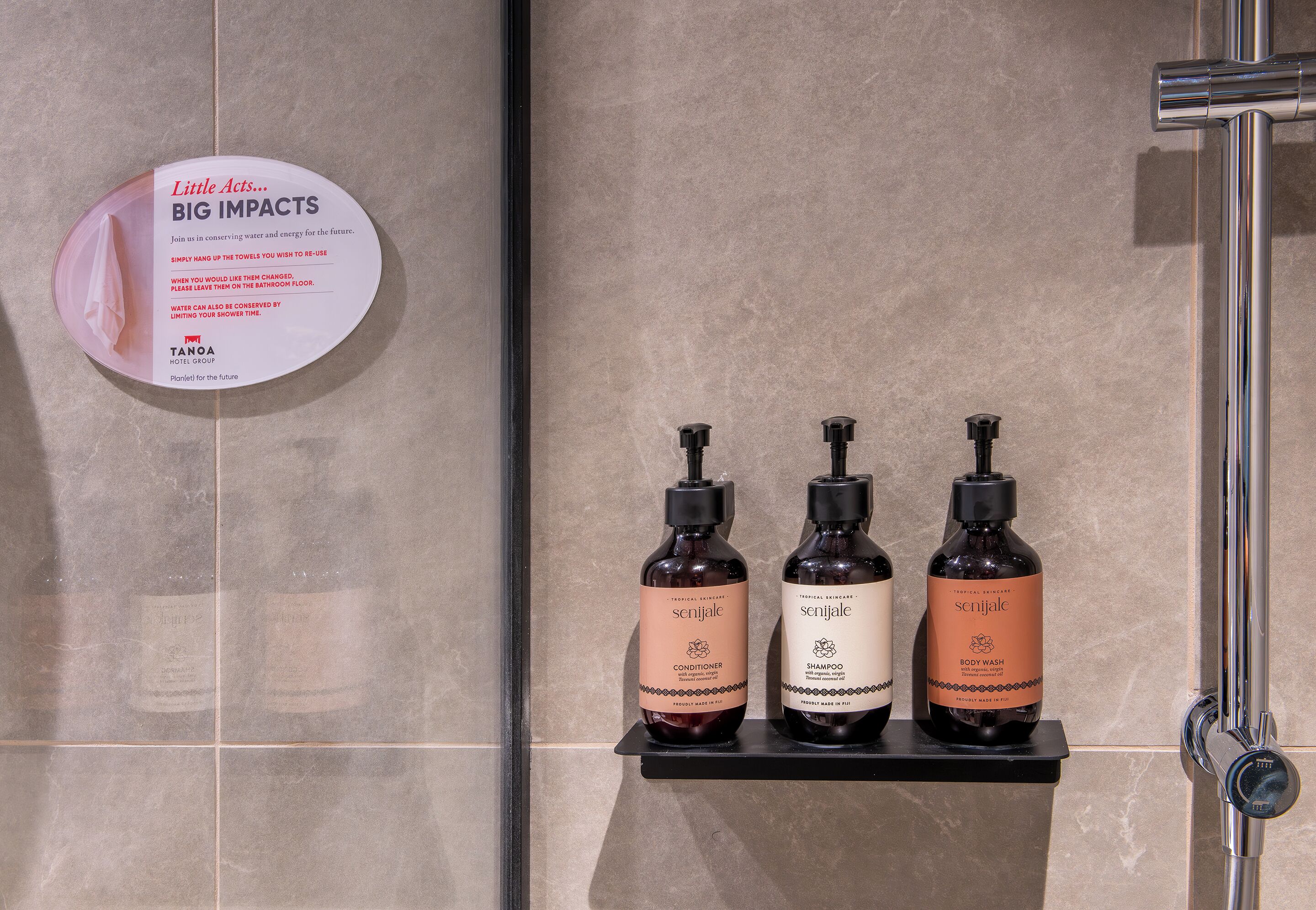 deluxe king | bathroom amenities | combined shower/bathtub, free toiletries, hair dryer, towels