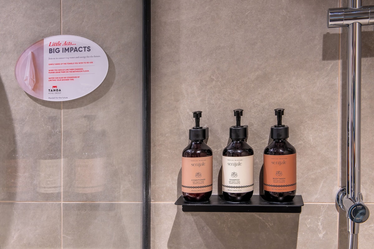 deluxe king | bathroom amenities | combined shower/bathtub, free toiletries, hair dryer, towels