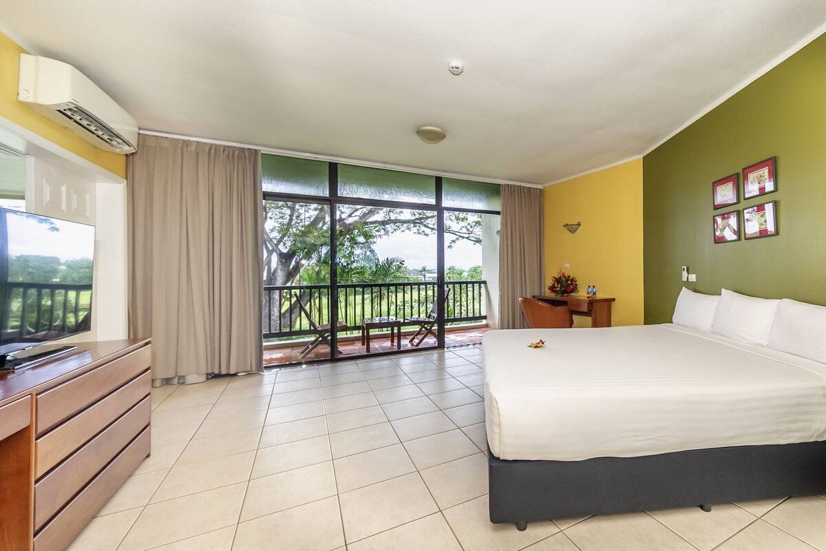 Deluxe Suite | In-room safe, desk, blackout drapes, iron/ironing board