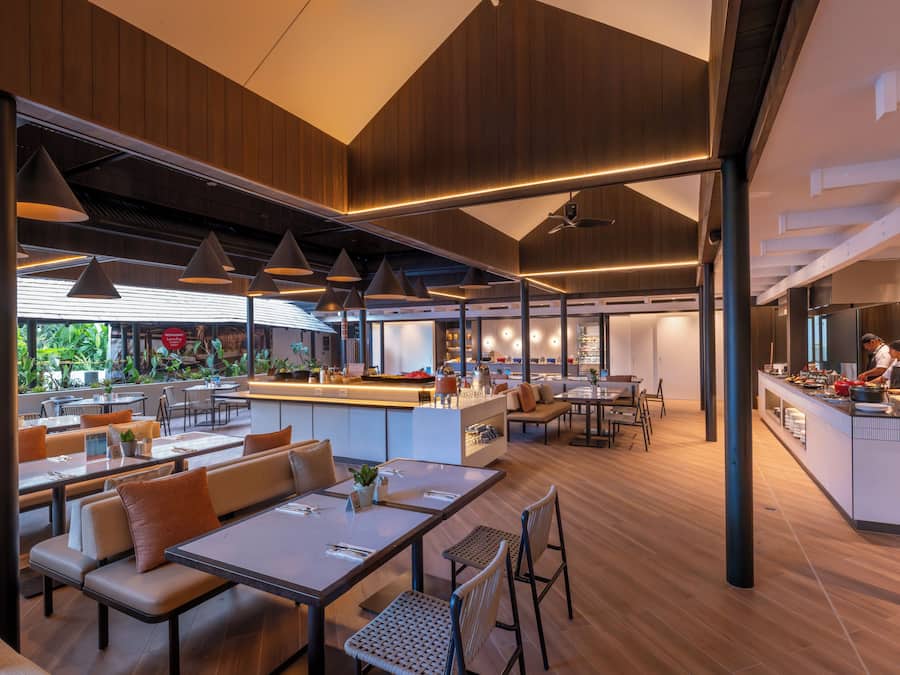 3 restaurants, breakfast, lunch, dinner served; Japanese cuisine