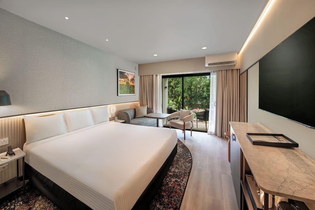 deluxe king | in-room safe, desk, blackout curtains, iron/ironing board