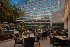 Melayani sarapan, makan siang, makan malam; sajian masakan Amerika