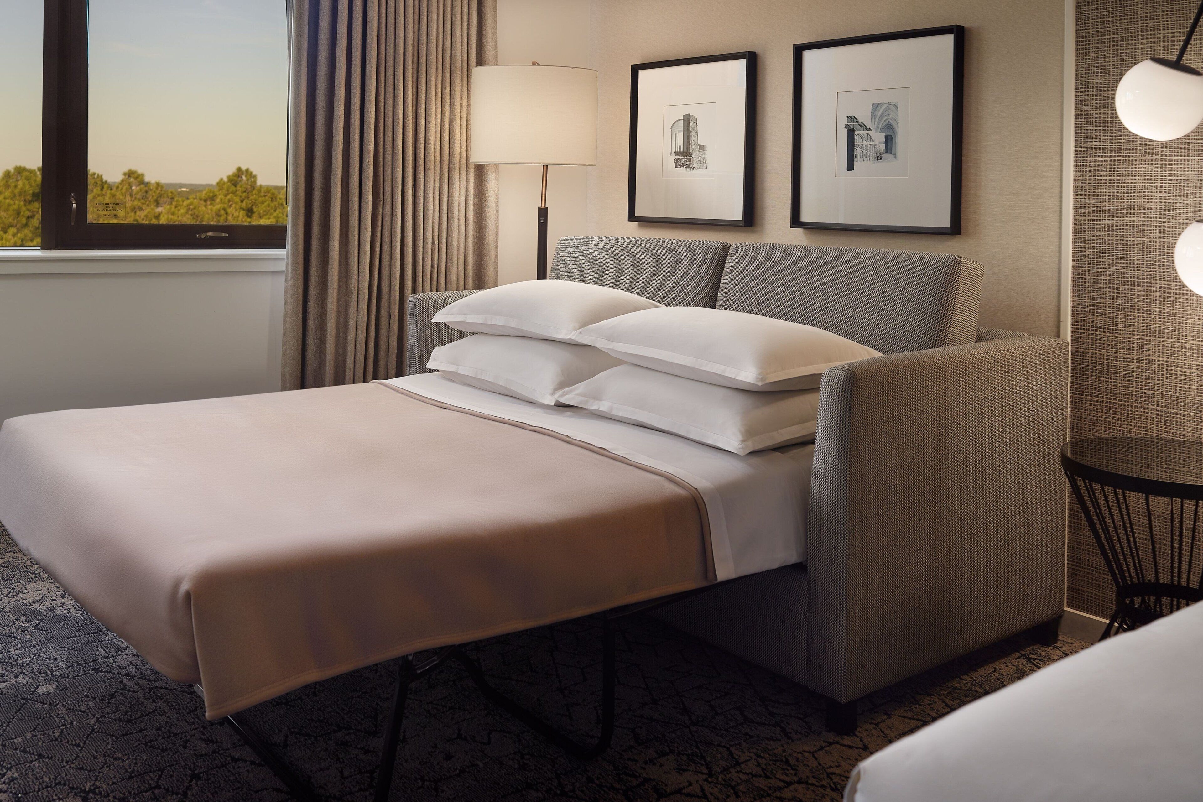 traditional room, 1 king bed, non smoking | 1 bedroom, in-room safe, desk, laptop workspace