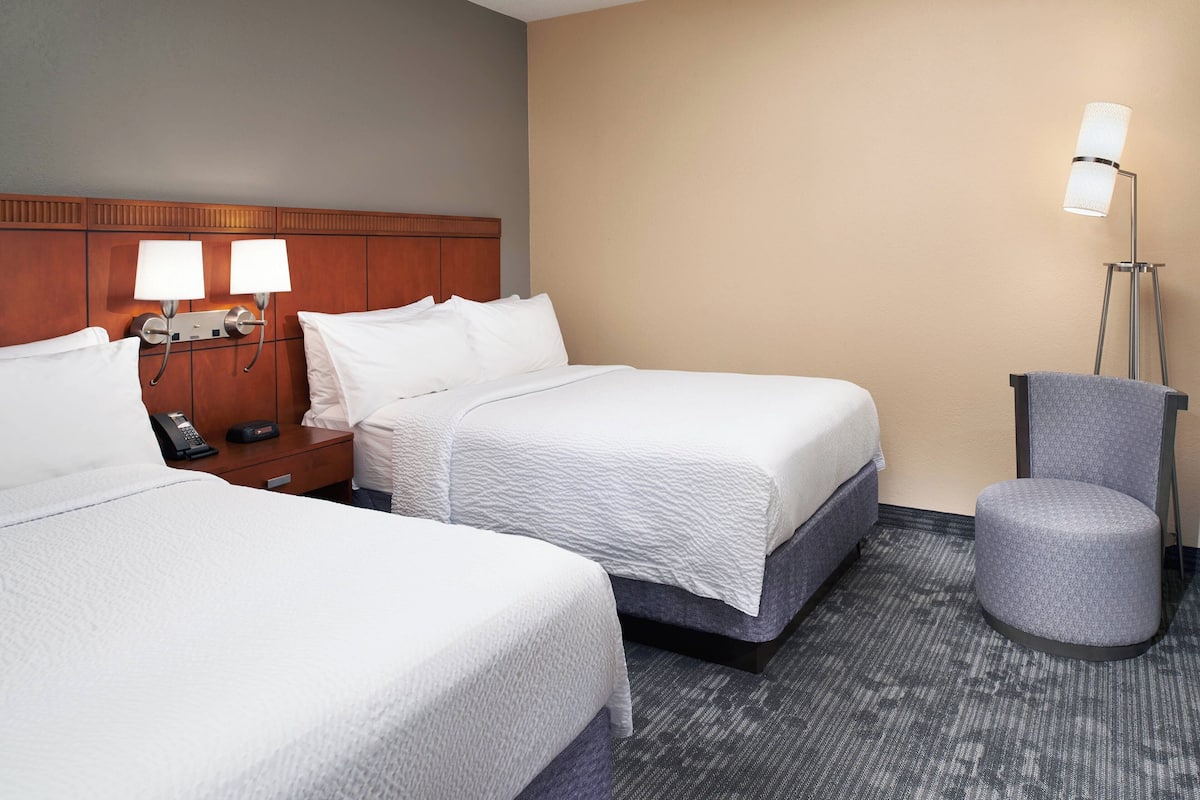 1 bedroom, hypo-allergenic bedding, desk, laptop workspace