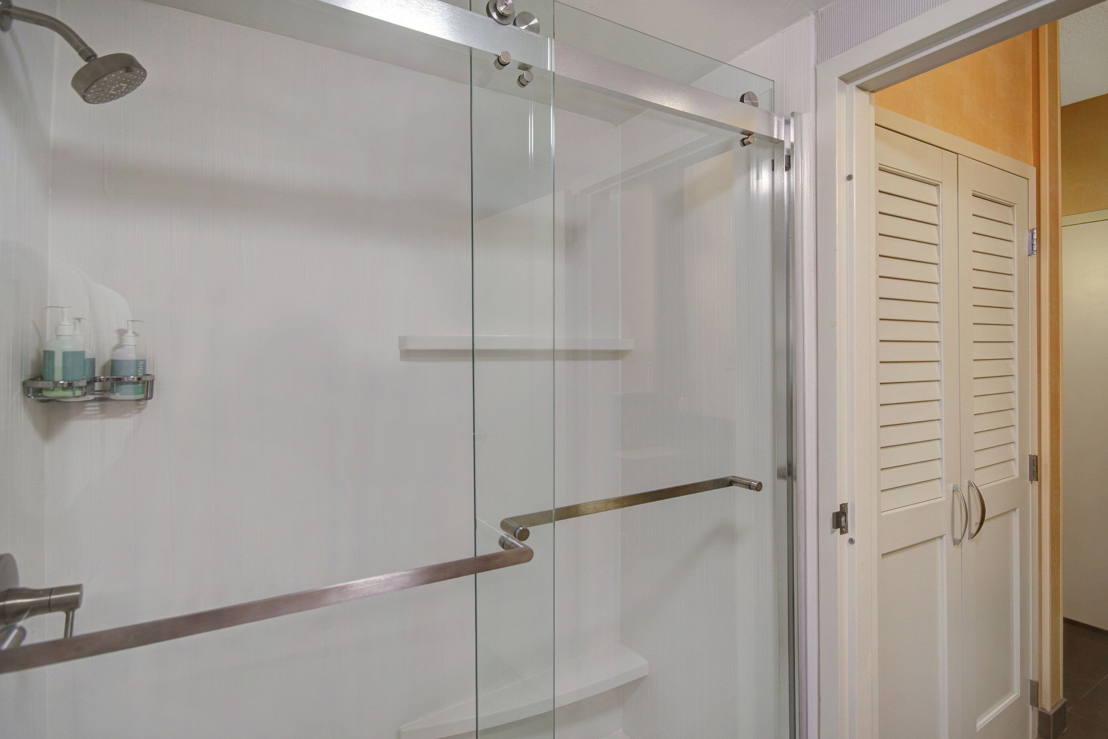 combined shower/bathtub, free toiletries, hair dryer, towels