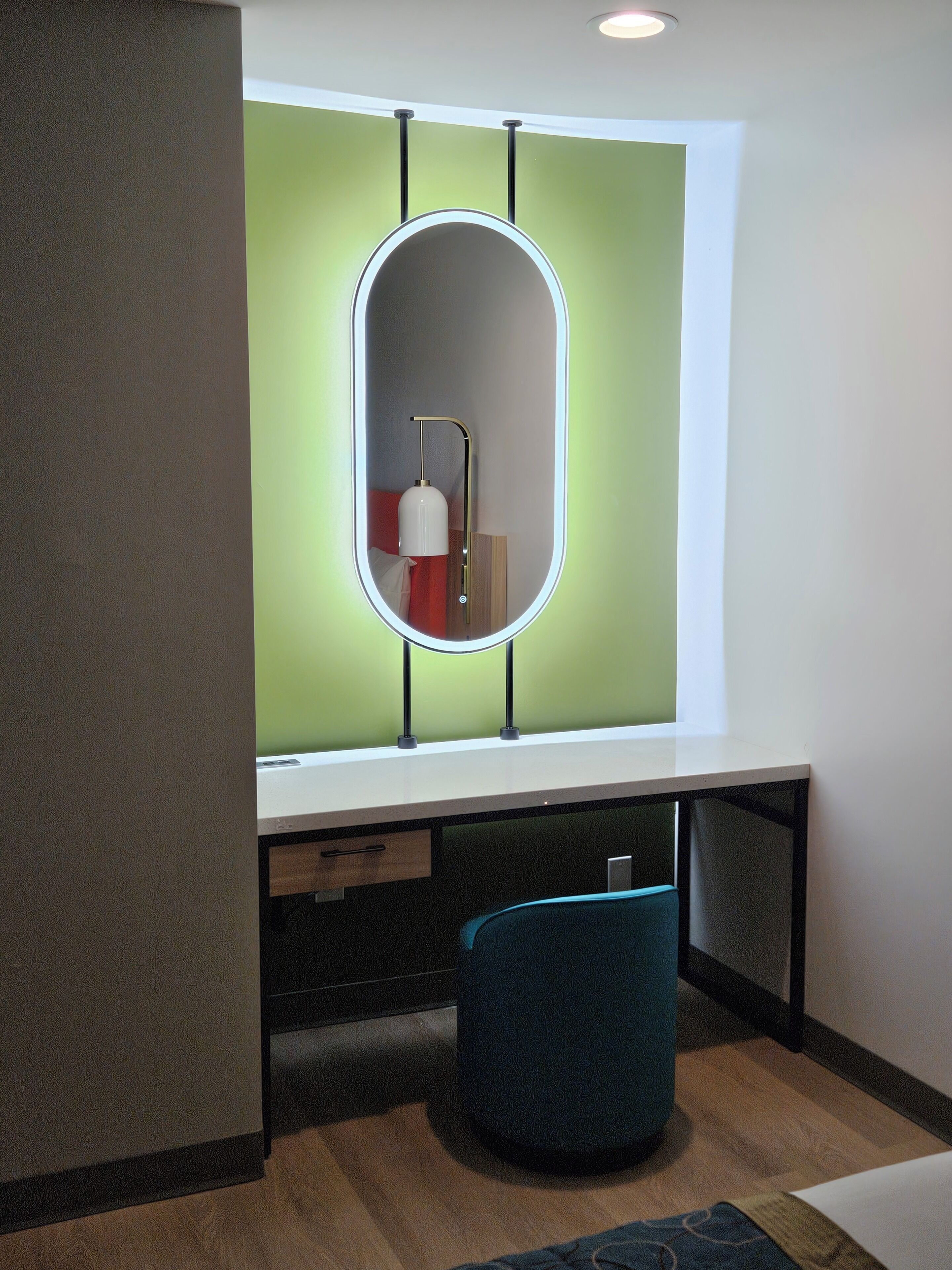 Un baño con espejo, lavabo, toallero y un mueble de madera.