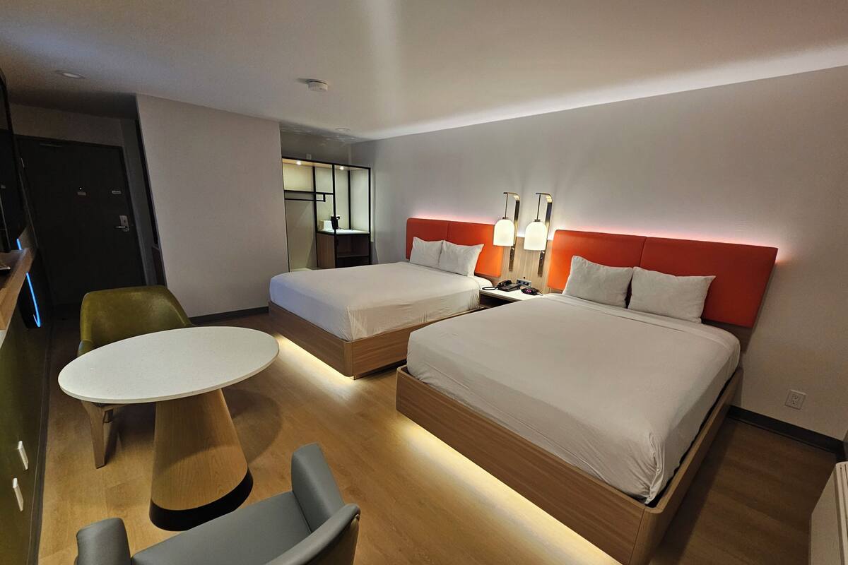 Upgraded 2 Queen Bed Non-Smoking | ตู้นิรภัยในห้องพัก, โต๊ะทำงาน, เตารีด/โต๊ะรีดผ้า, Wi-Fi ฟรี