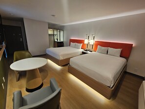 Upgraded 2 Queen Bed Non-Smoking | Brankas, meja kerja, setrika/meja setrika, dan Wi-Fi gratis