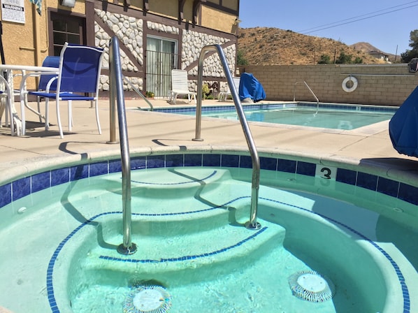 Bañera de hidromasaje al aire libre