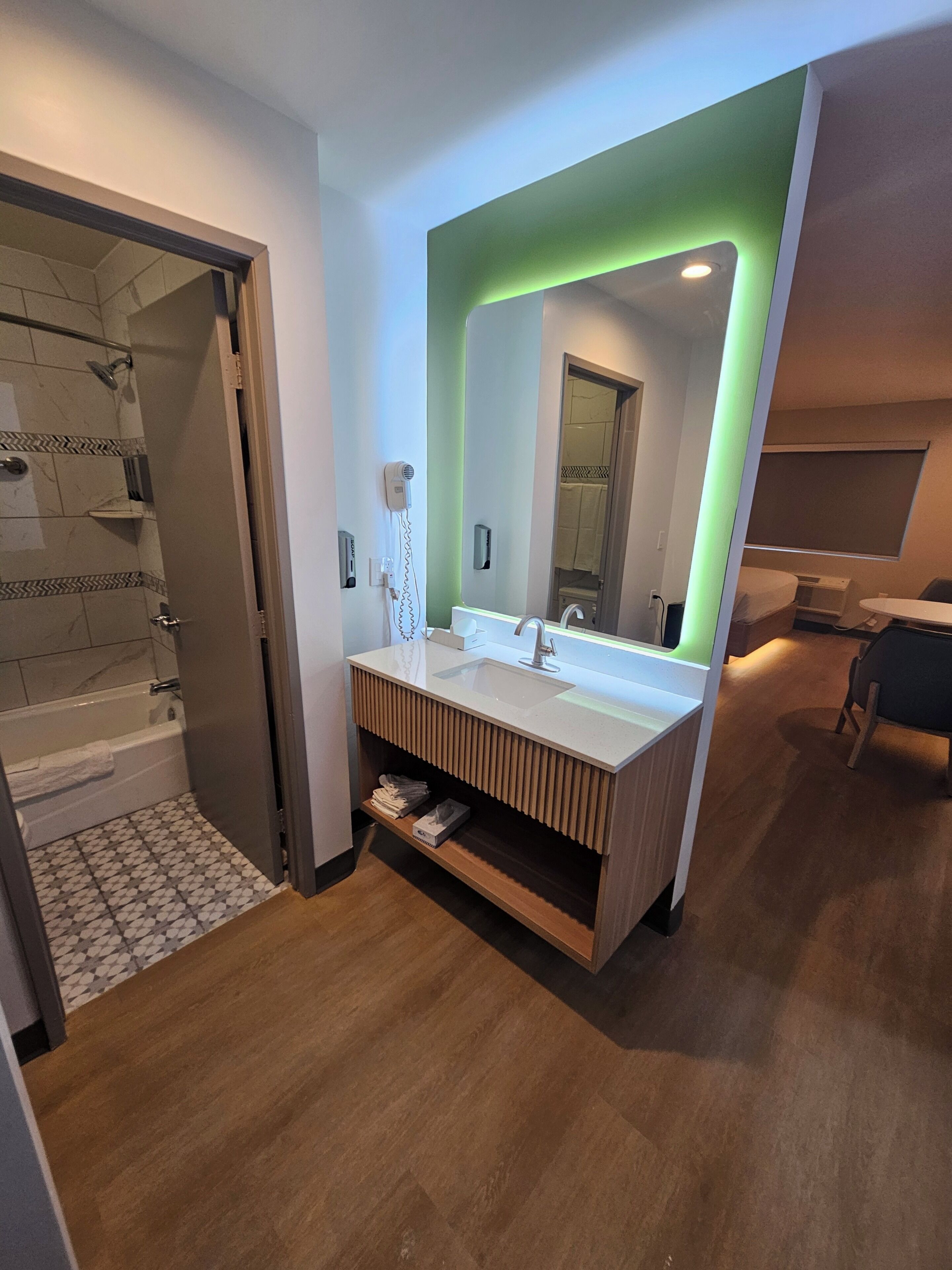1 King Bed with Makeup Station Non-Smoking | Baño | Secador de pelo y toallas