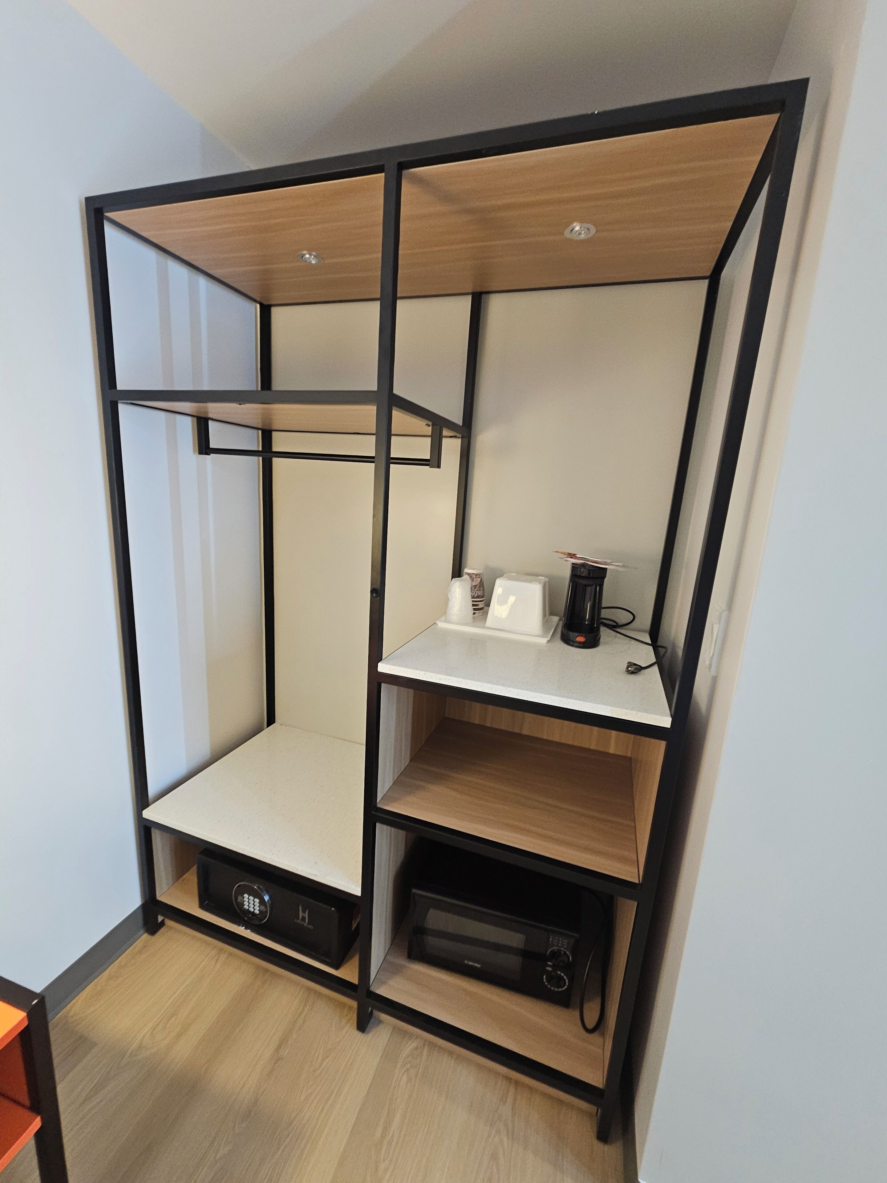 Caja de seguridad en la habitación y escritorio 