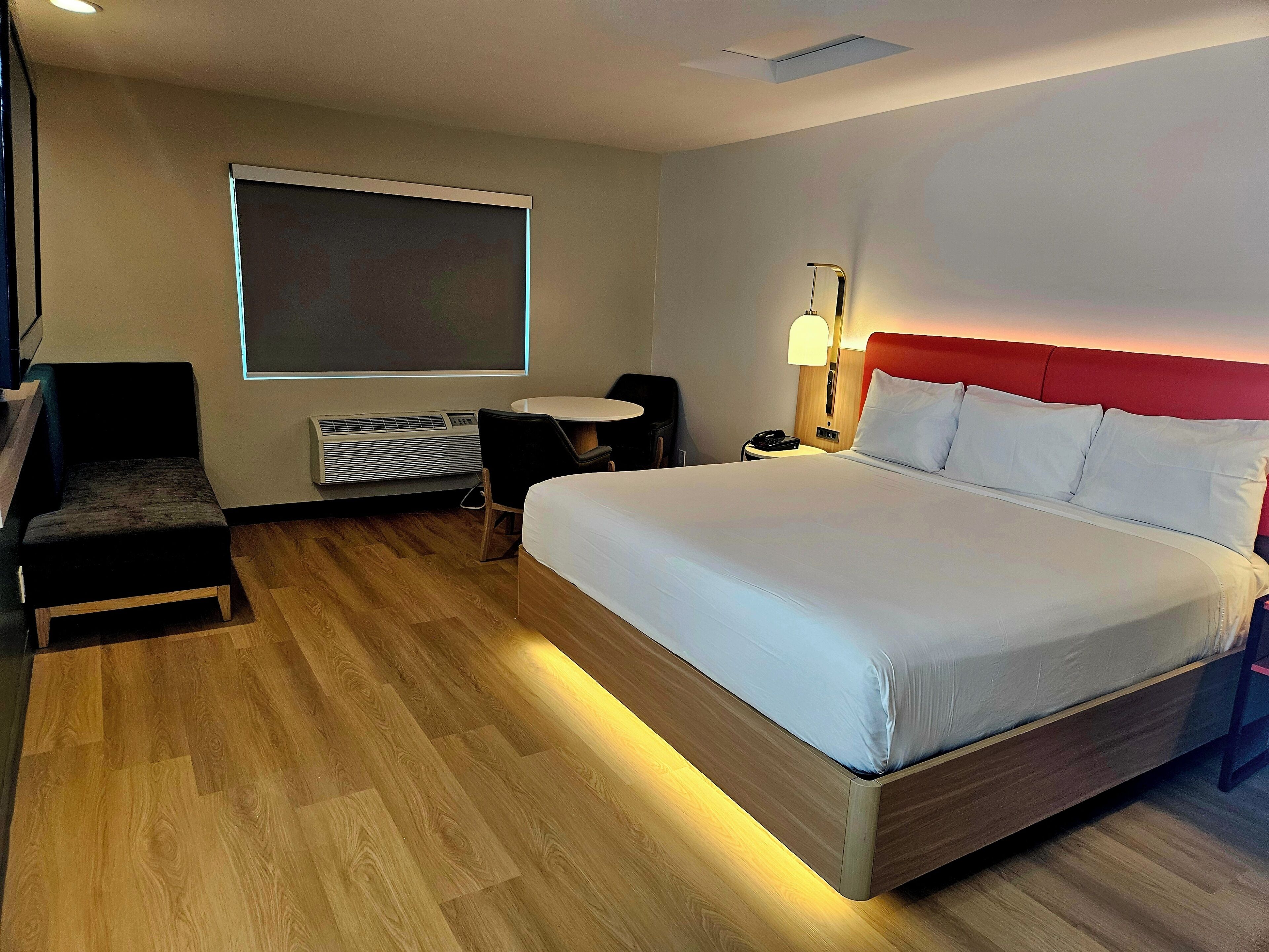 1 King Bed with Lounge Chair Non-Smoking