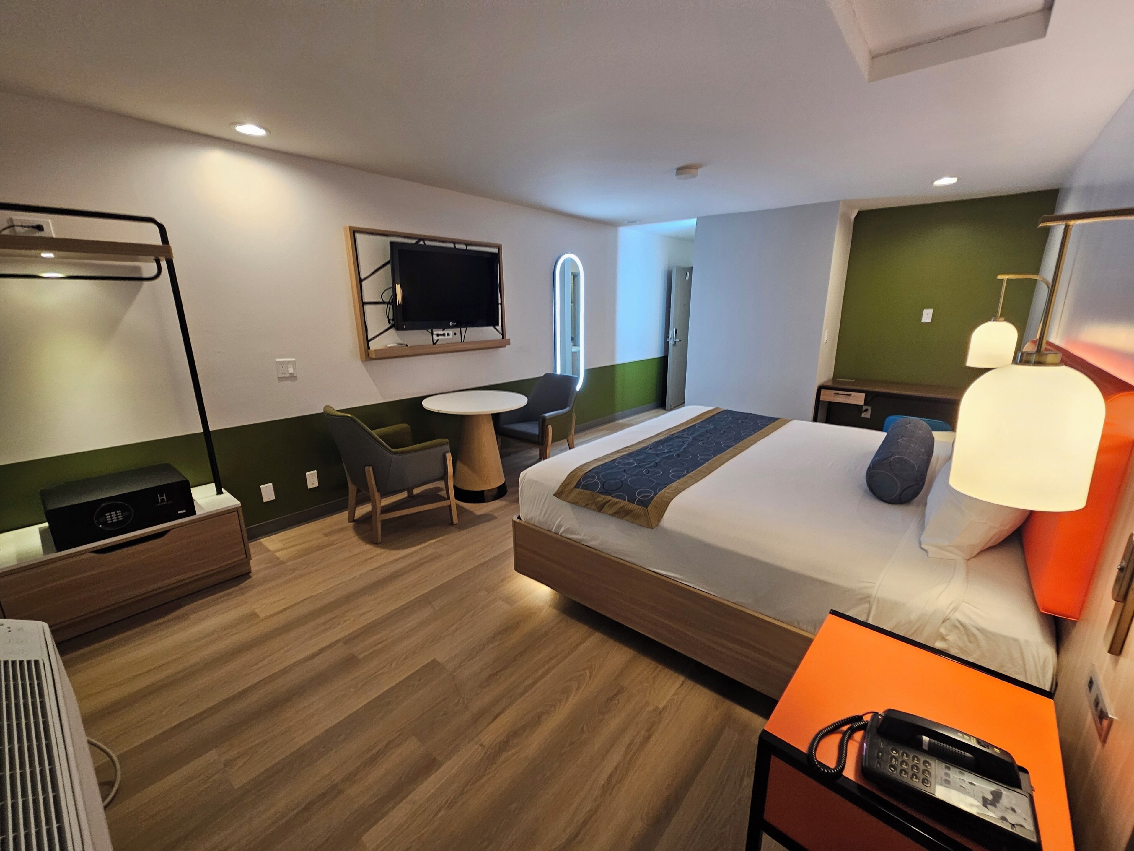 1 King Bed with Makeup Station Non-Smoking