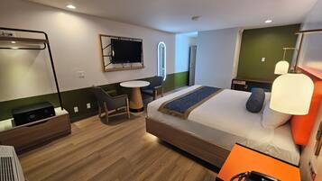 1 King Bed with Makeup Station Non-Smoking | ๊ฐ์ค ๋ด ๊ธ๊ณ , ์ฑ
์, ๋ค๋ฆฌ๋ฏธ/๋ค๋ฆฌ๋ฏธํ, ๋ฌด๋ฃ WiFi