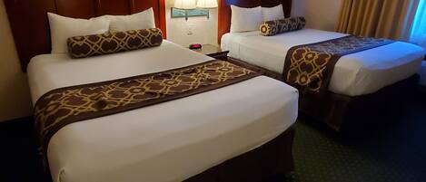 Standardrum - 2 queensize-sängar - icke-rökare | Värdeförvaringsskåp på rummet, skrivbord och strykjärn/strykbräda