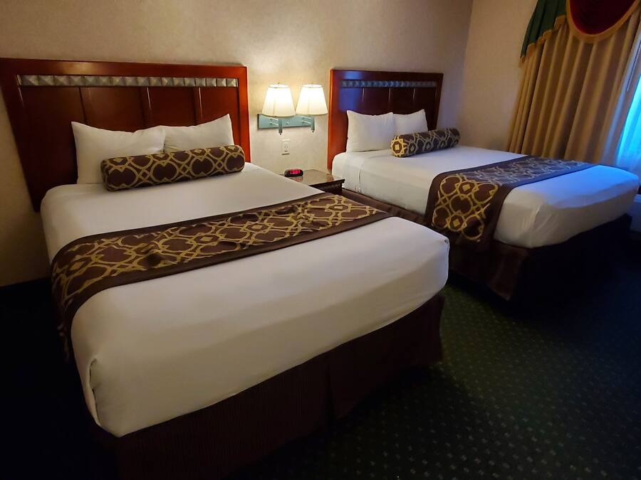 Rom – standard, 2 queensize-senger, ikke-røyk | Safe på rommet, skrivebord, strykejern/-brett og wi-fi (inkludert)