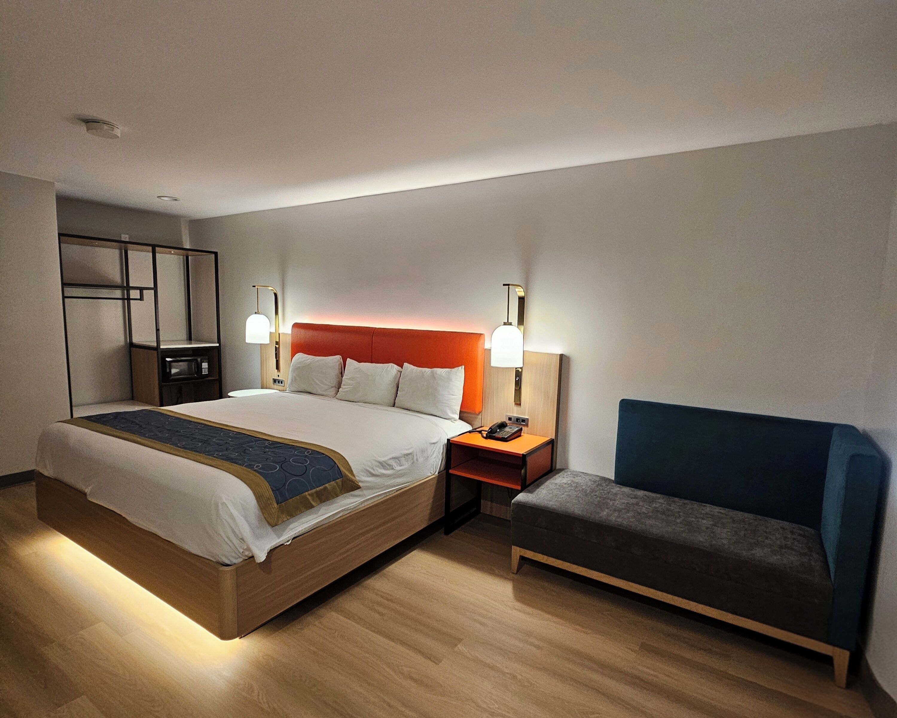 1 King Bed with Lounge Chair Non-Smoking | Zimmersafe, Schreibtisch, Bügeleisen/Bügelbrett, kostenloses WLAN