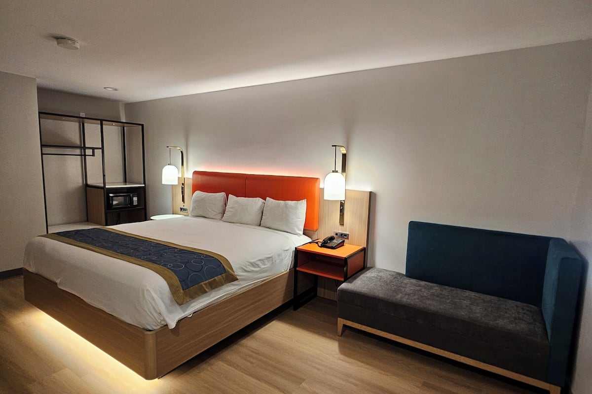 1 King Bed with Lounge Chair Non-Smoking | ตู้นิรภัยในห้องพัก, โต๊ะทำงาน, เตารีด/โต๊ะรีดผ้า, Wi-Fi ฟรี
