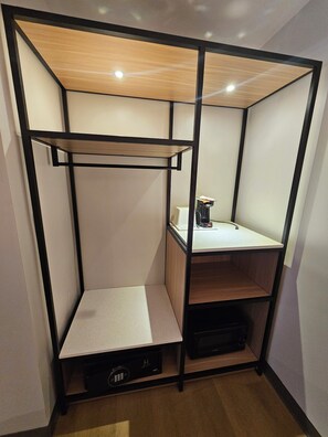 Upgraded 2 Queen Bed Non-Smoking | In-room safe, desk, iron/ironing board, free WiFi - Triplodge of Santa Clarita (Canyon Country)