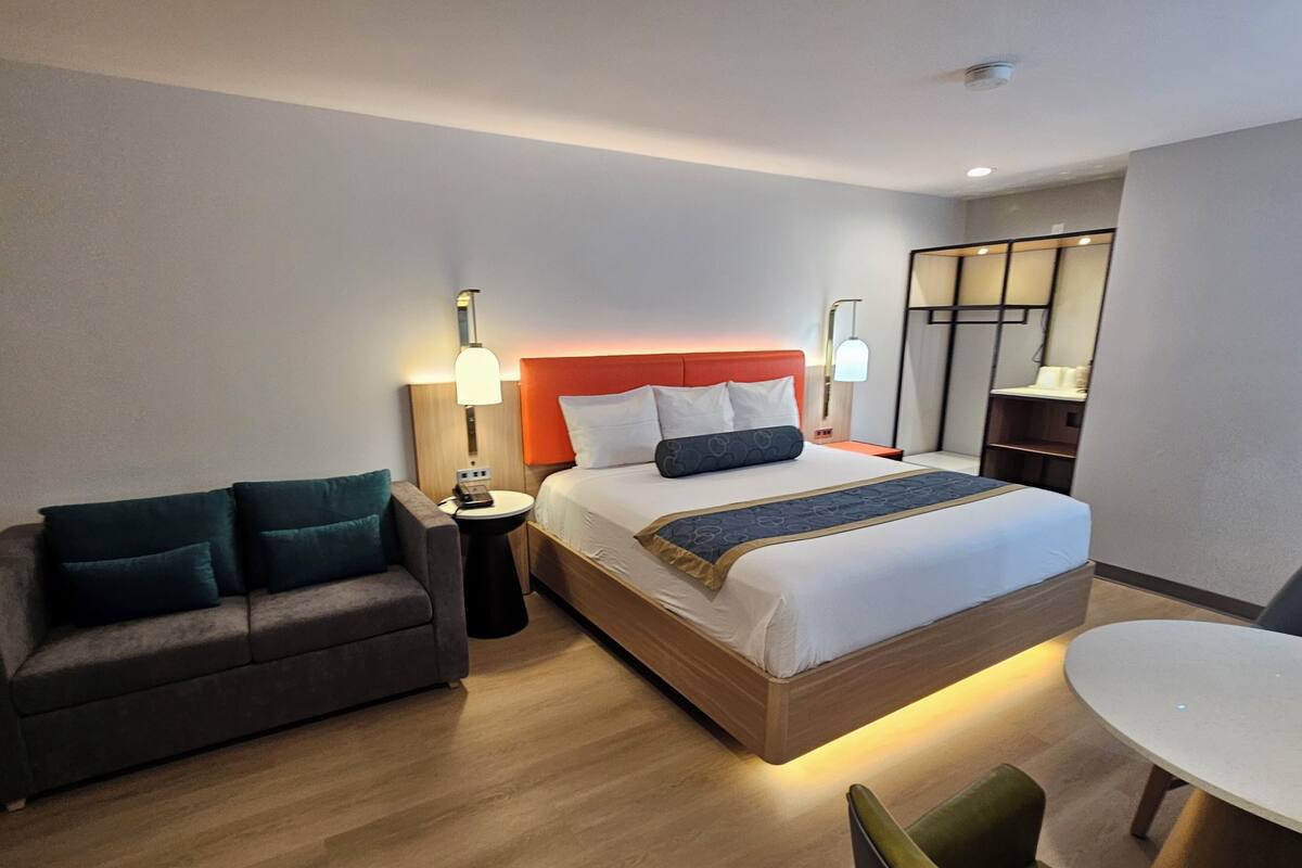 1 King Bed with Sofa Non-Smoking | ตู้นิรภัยในห้องพัก, โต๊ะทำงาน, เตารีด/โต๊ะรีดผ้า, Wi-Fi ฟรี