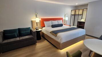 1 King Bed with Sofa Non-Smoking | Caja fuerte, escritorio, tabla de planchar con plancha y wifi gratis