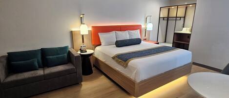 1 King Bed with Sofa Non-Smoking | Caja fuerte, escritorio, tabla de planchar con plancha y wifi gratis