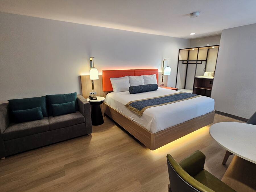 1 King Bed with Sofa Non-Smoking | In-room safe, desk, iron/ironing board, WiFi (free)