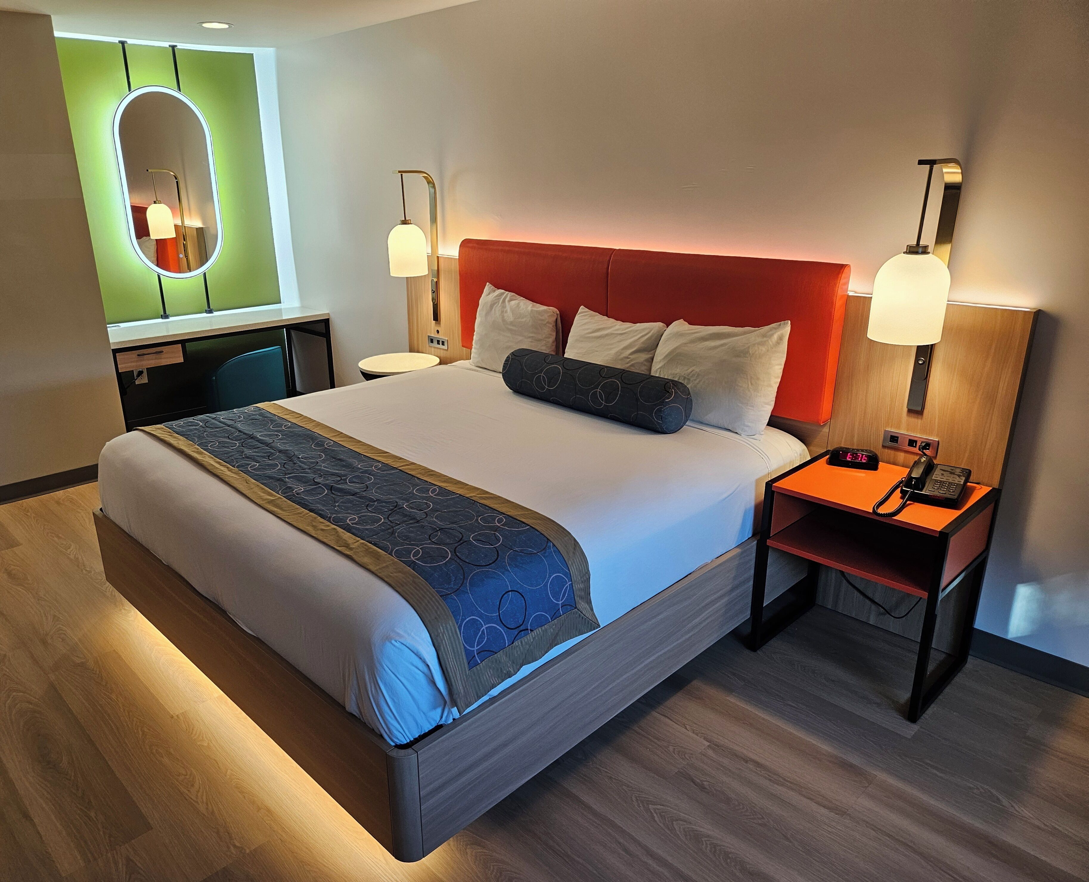1 King Bed with Makeup Station Non-Smoking | Pengeskab på værelset, skrivebord, strygejern/strygebræt, gratis Wi-Fi