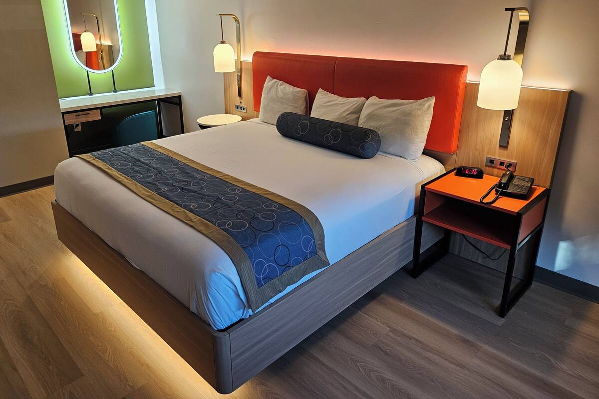 1 King Bed with Makeup Station Non-Smoking | ตู้นิรภัยในห้องพัก, โต๊ะทำงาน, เตารีด/โต๊ะรีดผ้า, Wi-Fi ฟรี