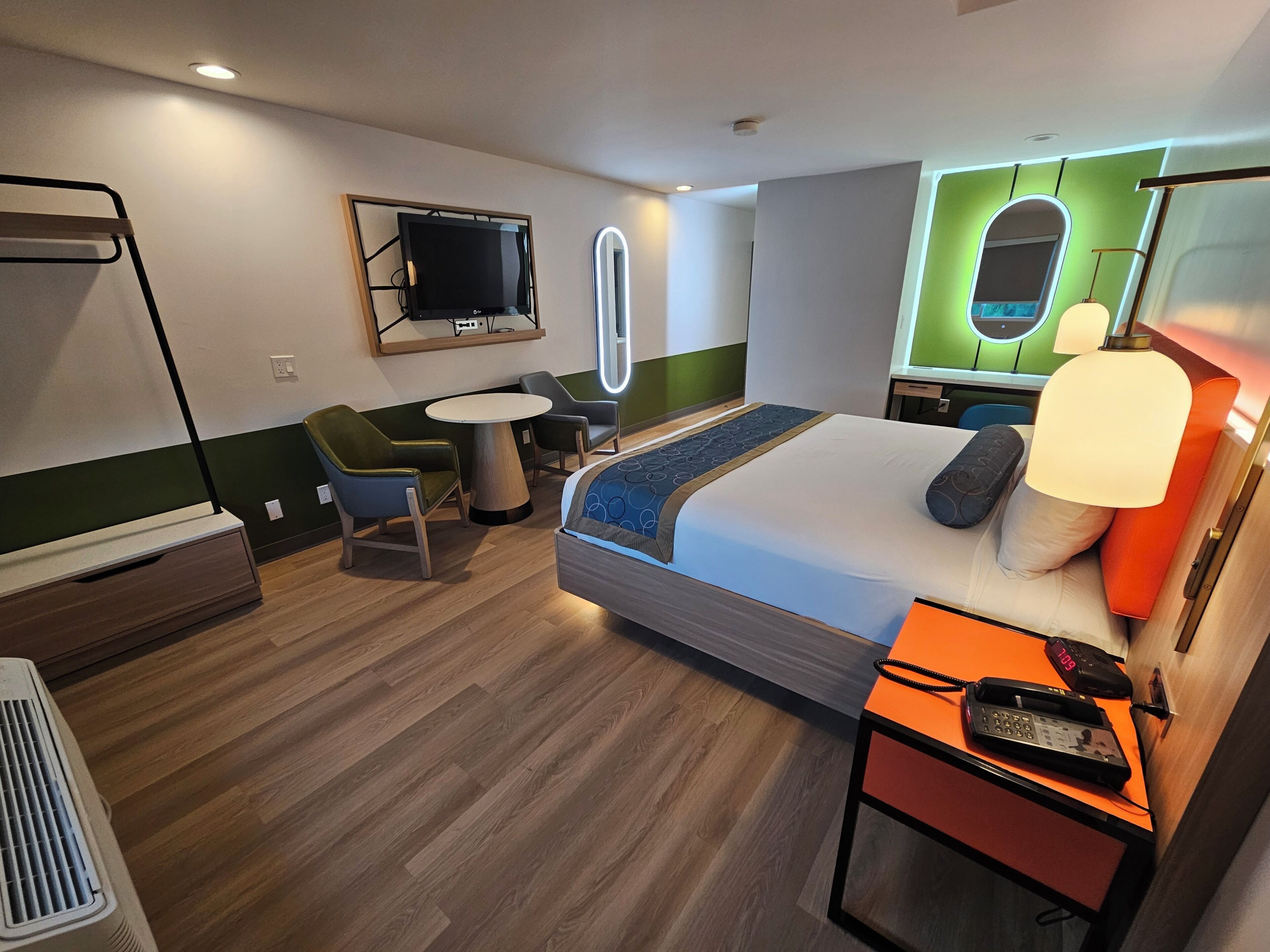 1 King Bed with Makeup Station Non-Smoking | Caja fuerte, escritorio, tabla de planchar con plancha y wifi gratis