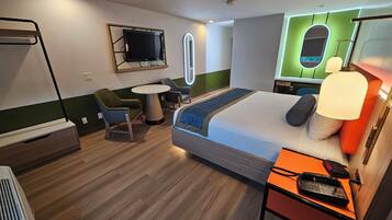 1 King Bed with Makeup Station Non-Smoking | Caja fuerte, escritorio, tabla de planchar con plancha y wifi gratis