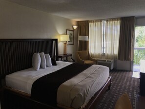 Deluxe Room, 1 King Bed (King Deluxe Non Smoking) | In-room safe, desk, free WiFi - Vista Inn and Suites Tampa (Tampa)