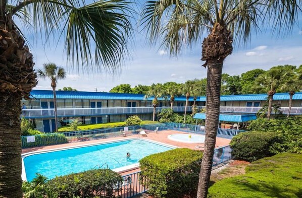 2 outdoor pools