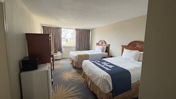 Zimmer, 2Â Doppelbetten, Nichtraucher | Zimmersafe, Schreibtisch, laptopgeeigneter Arbeitsplatz