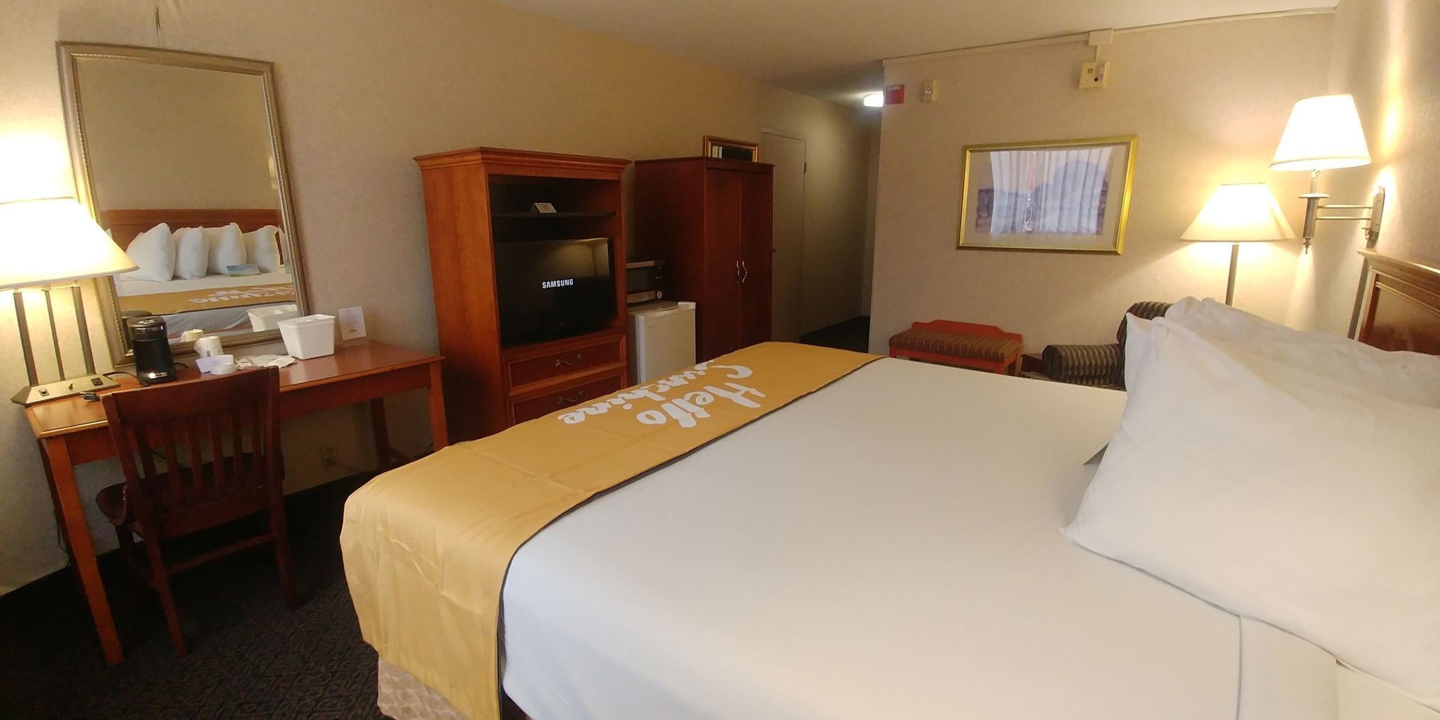 Caixa forta a l'habitació i escriptori 