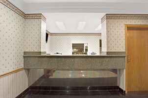 Caja de seguridad en la habitación y escritorio 