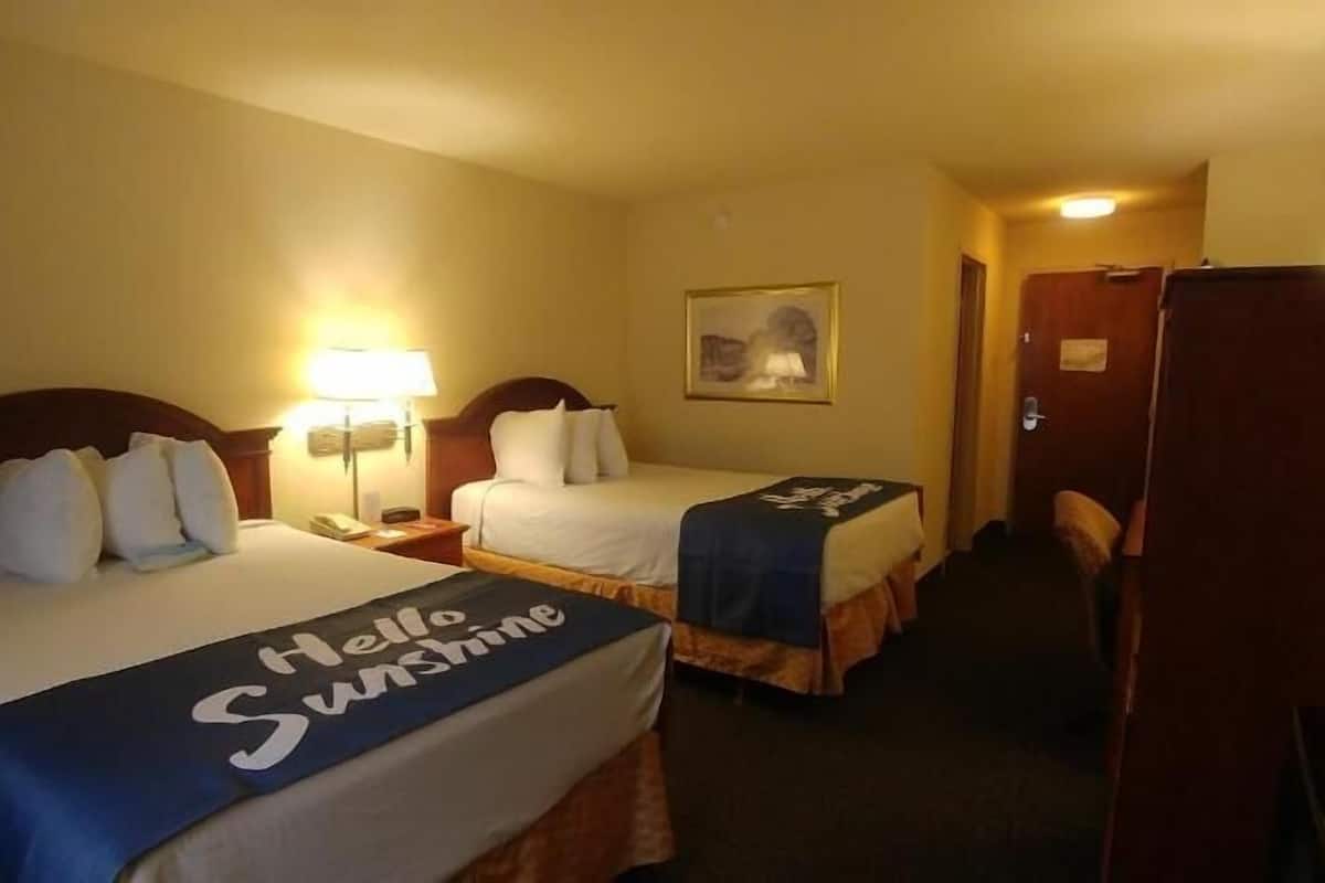 Cofres nos quartos, escrivaninha, espaço de trabalho para notebook