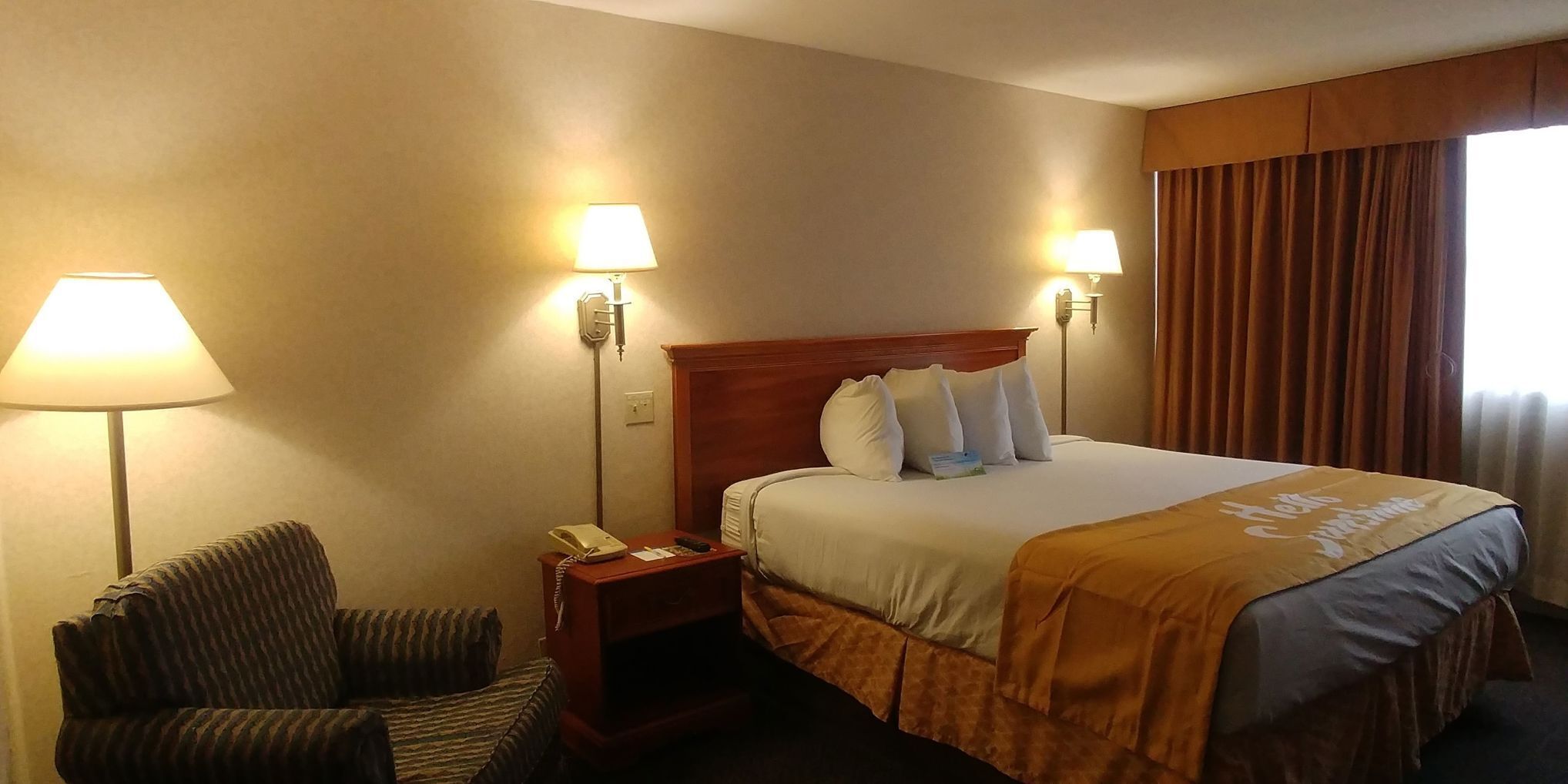 Caixa forta a l'habitació i escriptori 