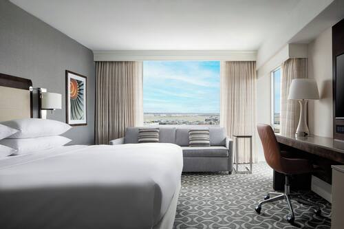 Premium bedding, in-room safe, desk, blackout drapes