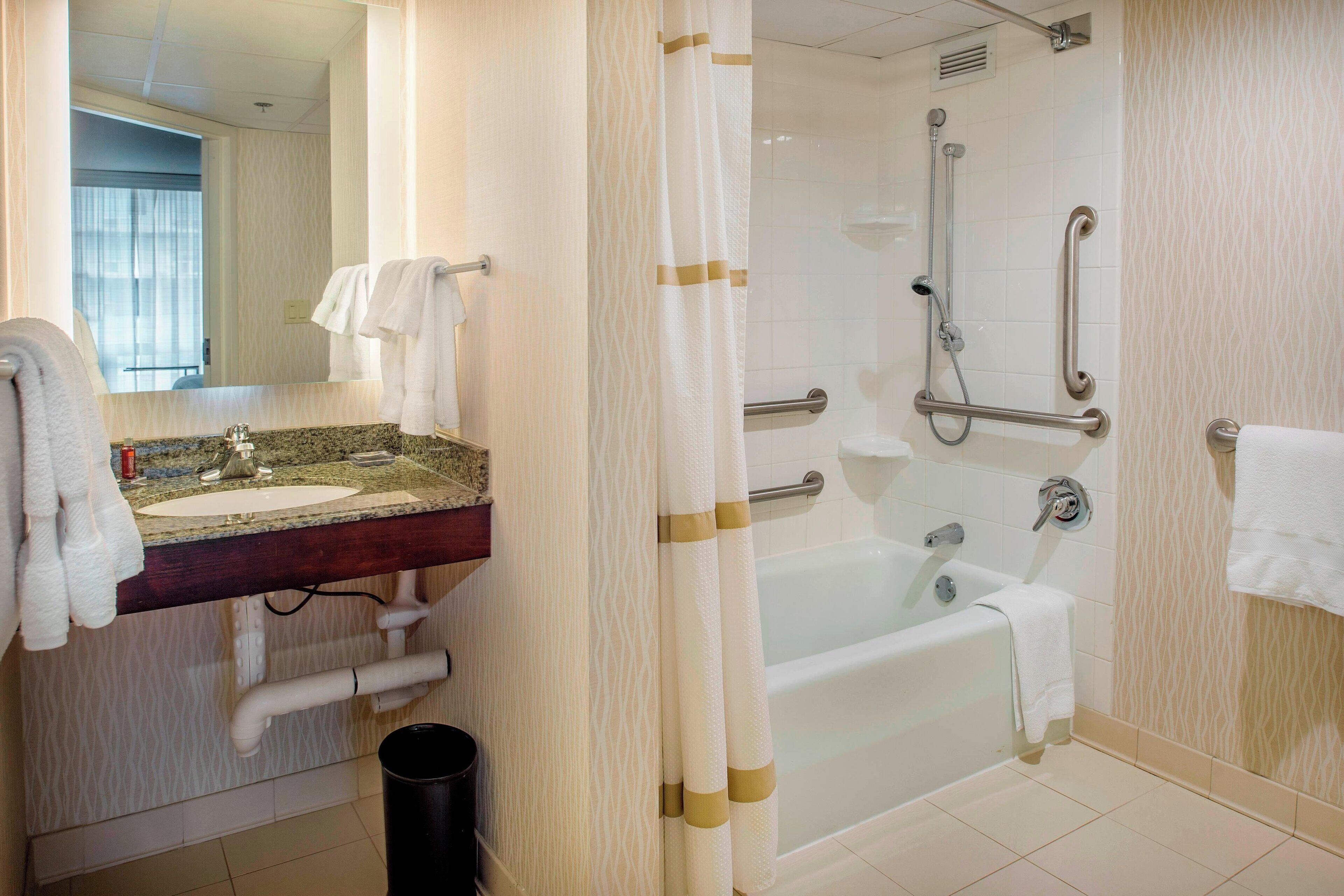 standard room, 1 king bed, non smoking | bathroom | combined shower/bathtub, free toiletries, hair dryer, towels
